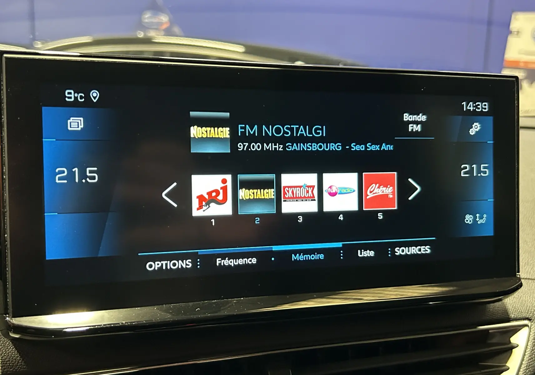 Écran tactile central du Peugeot 3008 Puretech 130 Allure affichant les stations radio FM avec température à 21,5°C.