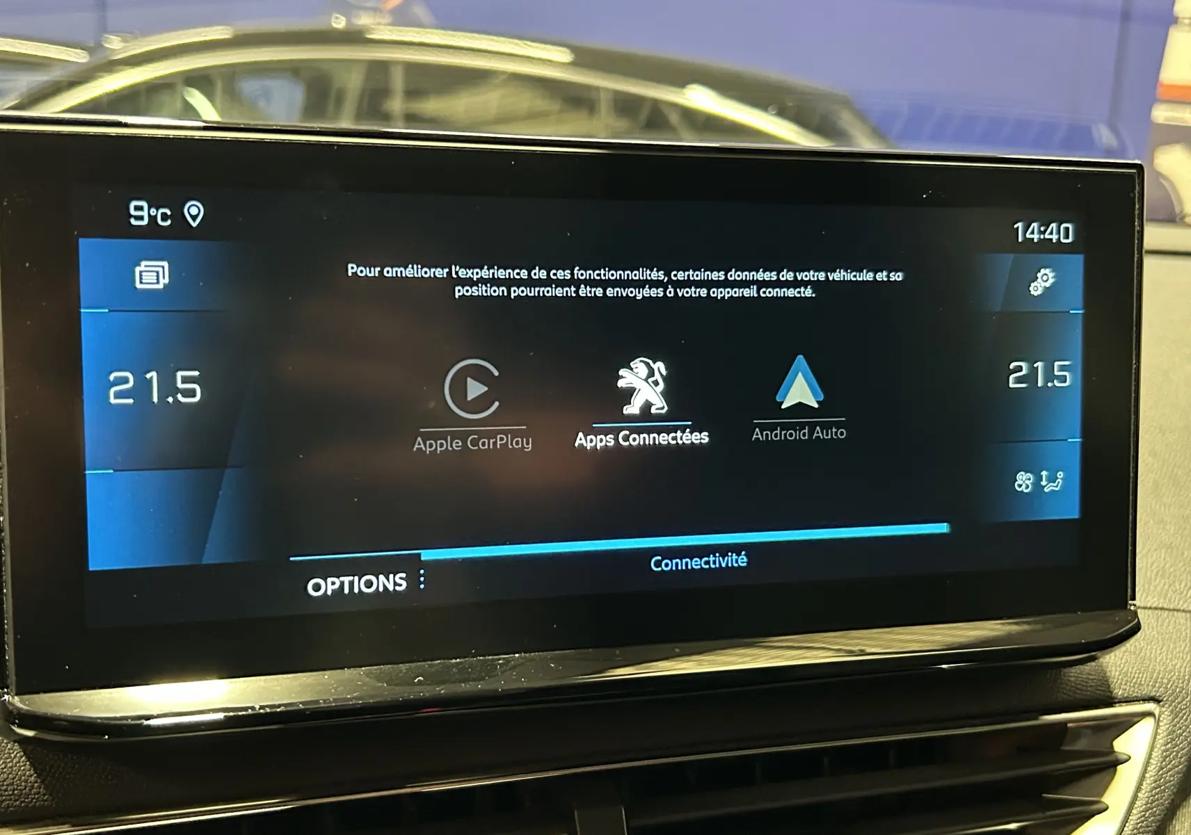 Écran tactile central du Peugeot 3008 Puretech 130 Allure affichant Apple CarPlay et Android Auto, intérieur noir.