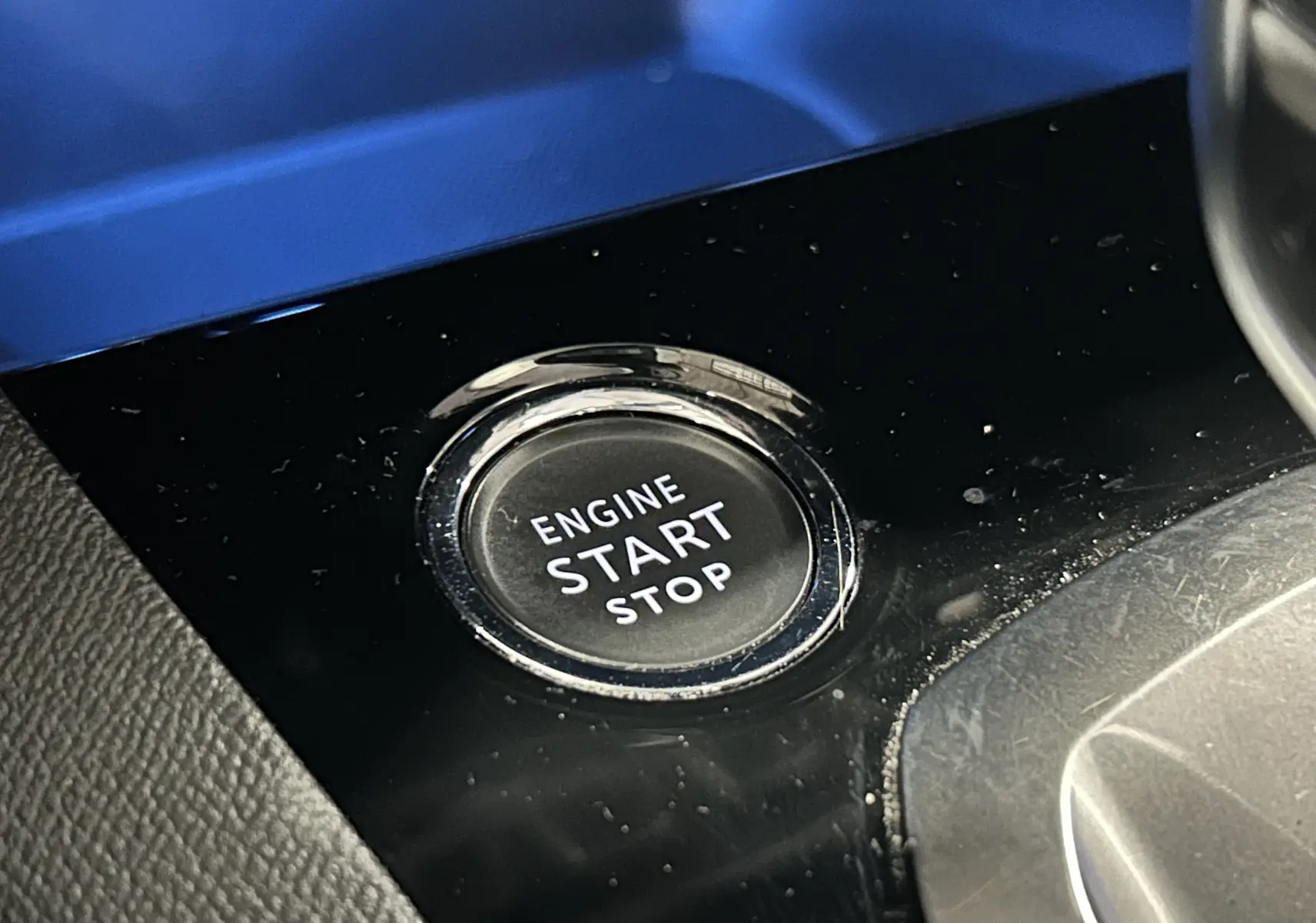 Gros plan sur le bouton start/stop moteur dans l’habitacle du Peugeot 3008 gris Artense toit noir, version 2022.