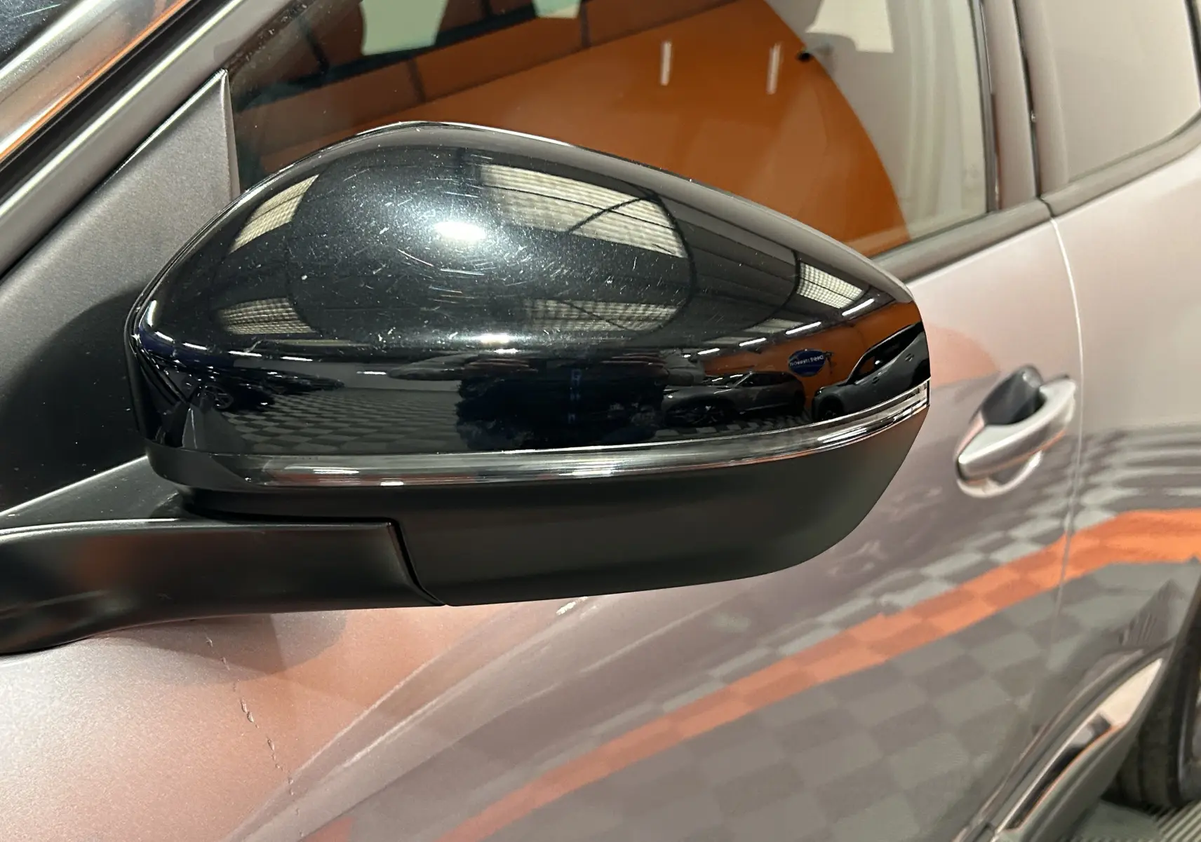 Gros plan sur le rétroviseur noir brillant côté gauche du Peugeot 3008 gris Artense avec toit noir, vue latérale partielle.