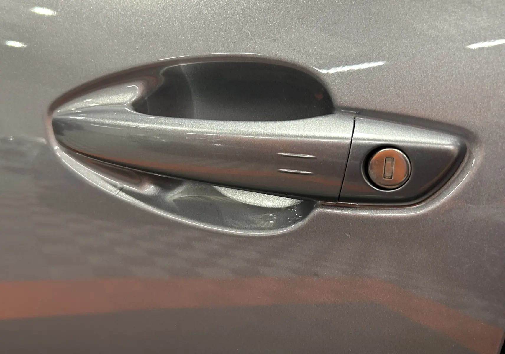 Poignée de porte côté gauche gris Artense du Peugeot 3008 Puretech 130 EAT8 Allure avec serrure intégrée.