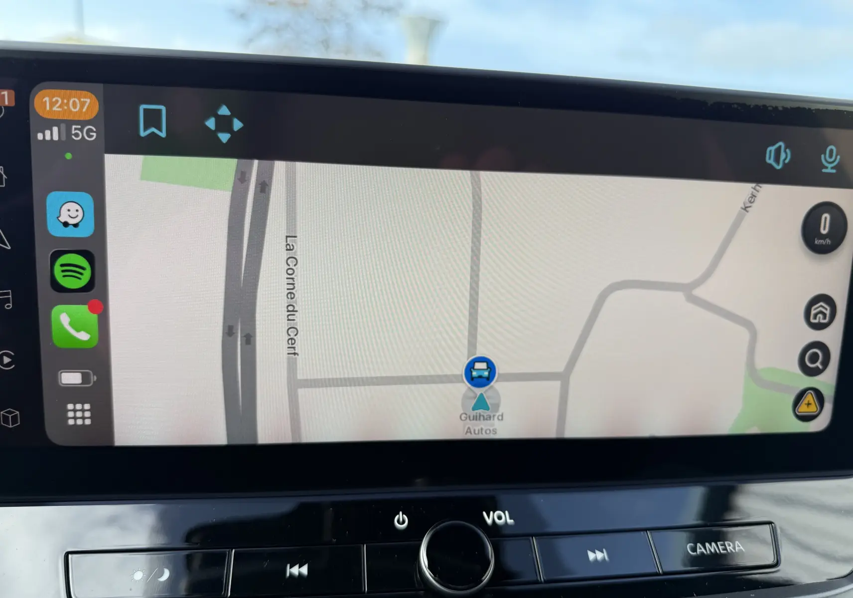 Écran tactile intérieur du Nissan Juke 1.6 Hybrid 2025 affichant la navigation GPS avec interface moderne.