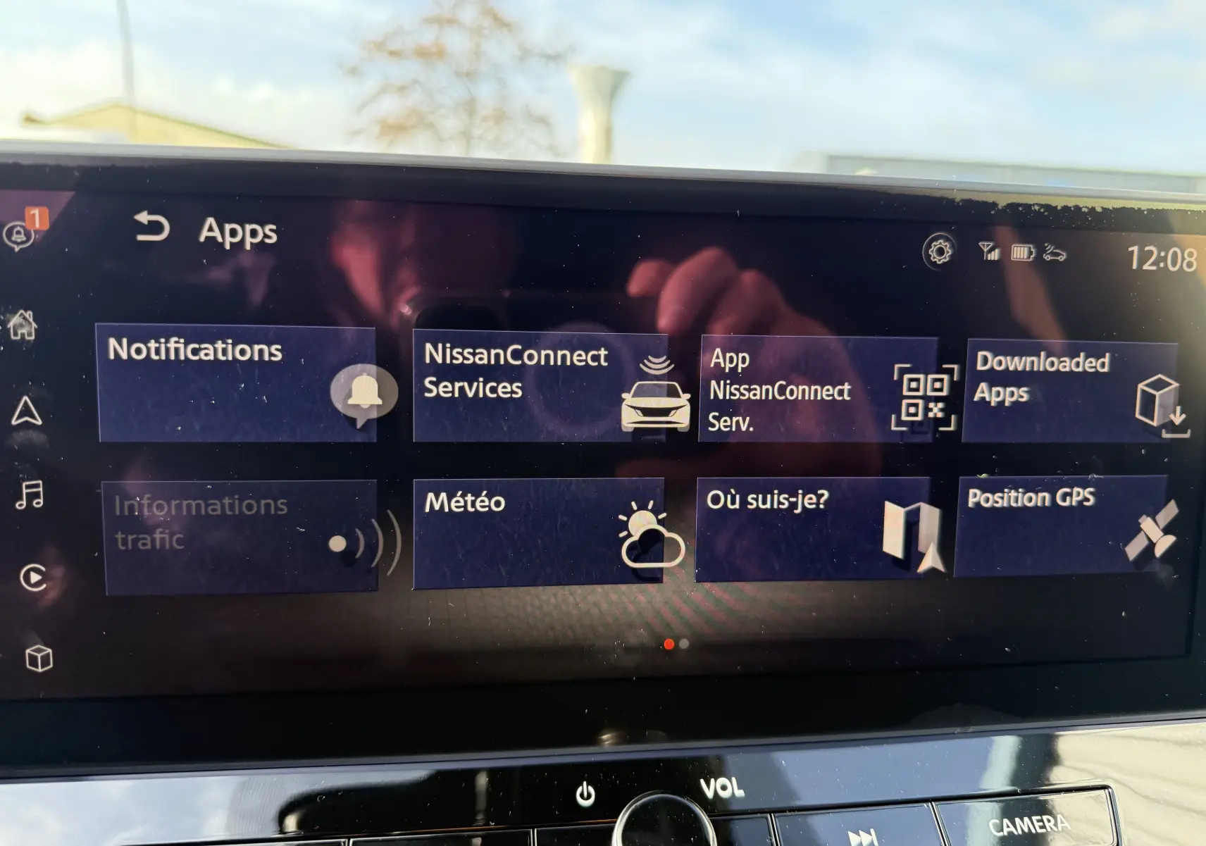 Écran tactile central du Nissan Juke rouge Fuji 2025 affichant le menu des applications connectées.
