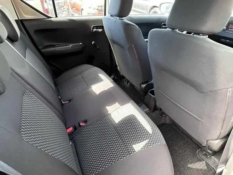 Vue intérieure arrière côté droit de la Suzuki Ignis 2023 beige, montrant les sièges arrière en tissu gris à motifs.