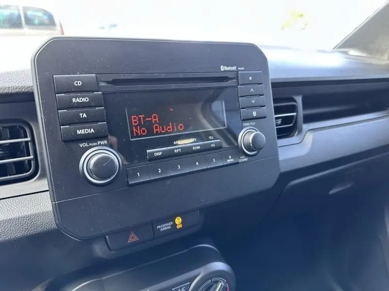 Détail de la console centrale avec radio Bluetooth affichant "No Audio" dans une Suzuki Ignis beige 2023.