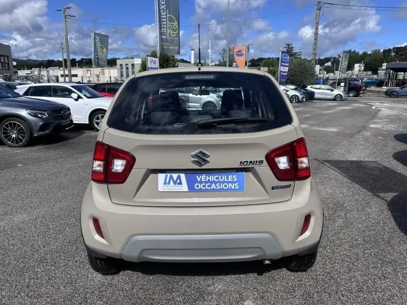 Vue arrière d'une Suzuki Ignis beige 2023, version 1.2 Dualjet Hybrid, avec plaque d'occasion visible.