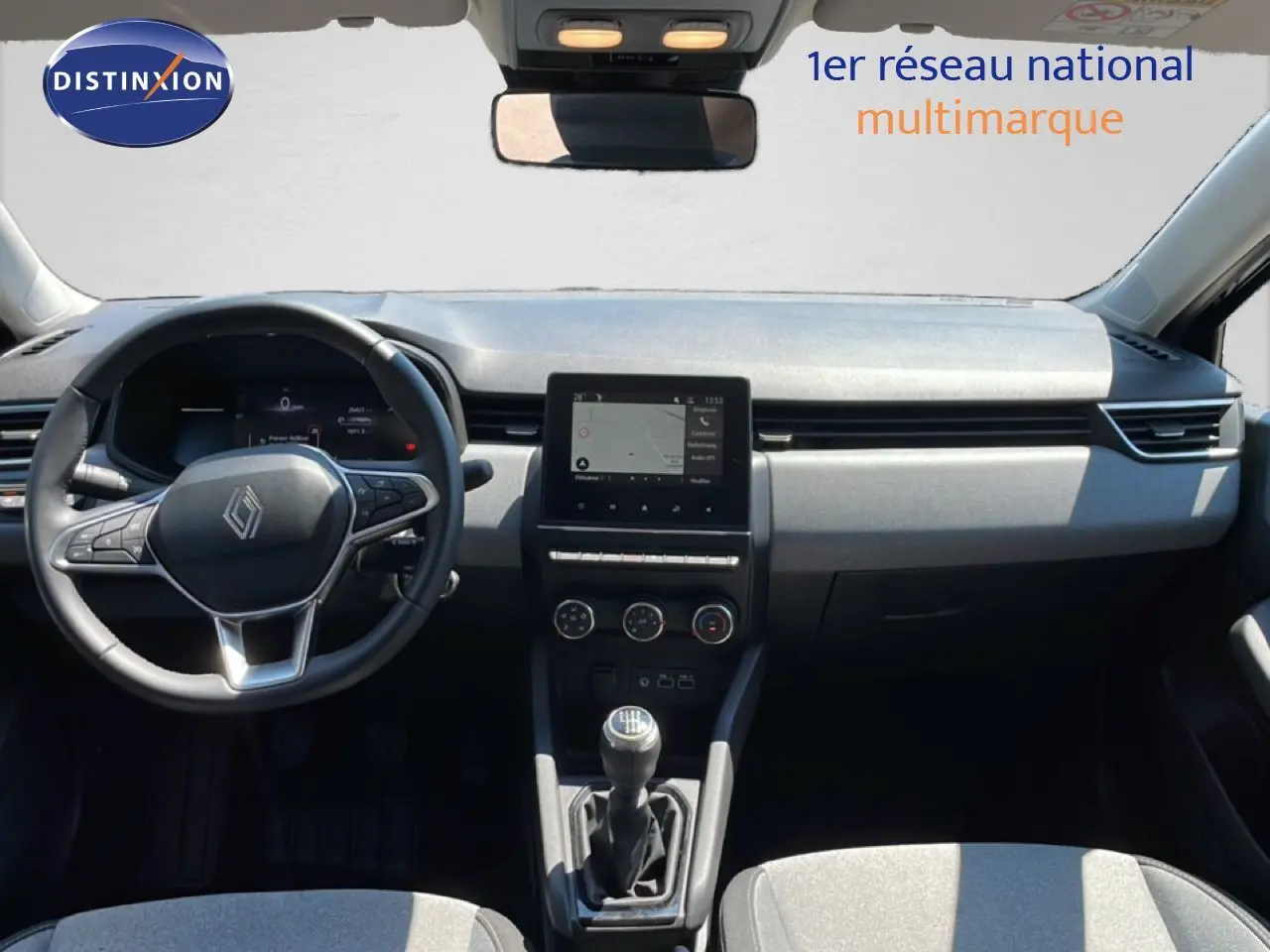 Vue intérieure avant du tableau de bord et volant noir de la Renault Clio V BlueDCI 100ch Evolution avec boîte manuelle.