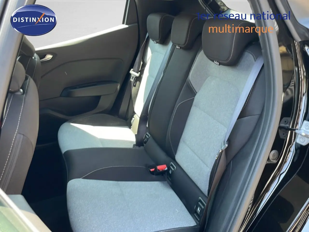 Vue intérieure côté droit des sièges arrière gris clair et noir d’une Renault Clio noire étoile métal 2025.