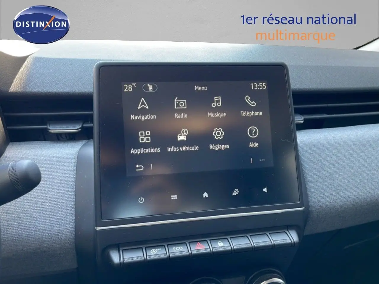 Écran tactile central du tableau de bord de la Renault Clio V BluedCi 100ch Evolution, finition tissu gris et noir.