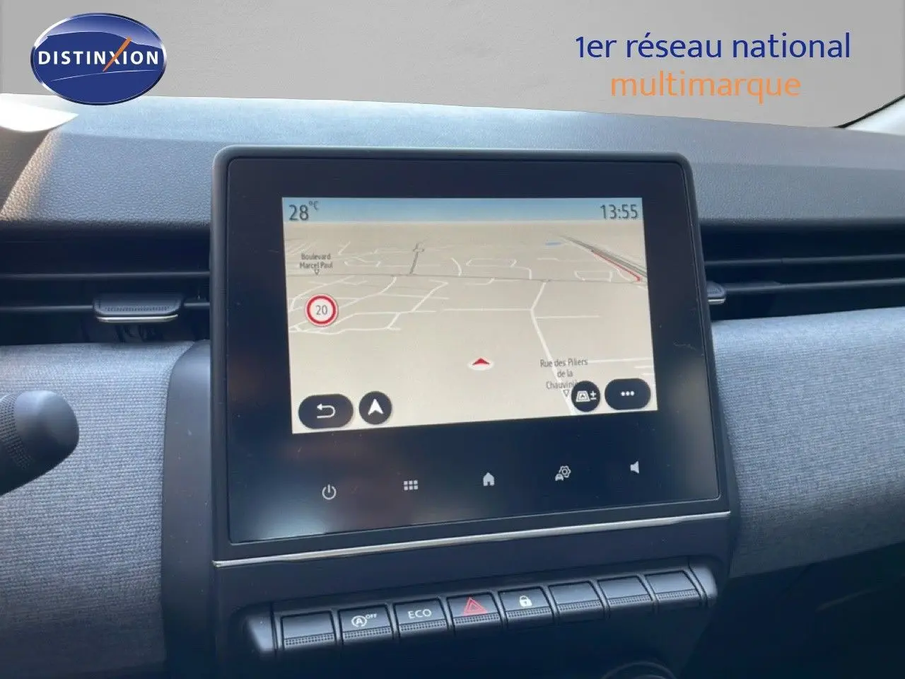 Tableau de bord de Renault Clio noir étoile métal 2025, vue frontale centrée sur l'écran tactile avec navigation GPS.