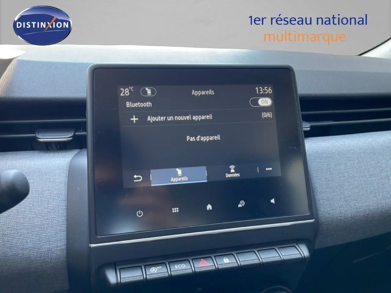 Écran tactile central de la Renault Clio V Bluetci 100ch Evolution 2025, affichant le menu Bluetooth, intérieur tissu gris.