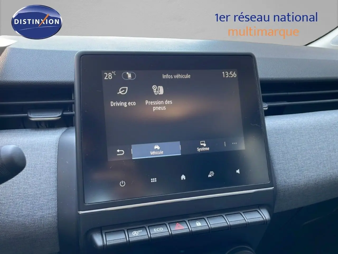 Écran tactile central du tableau de bord de la Renault Clio noir étoile métal, affichant les infos véhicule à 13h56.
