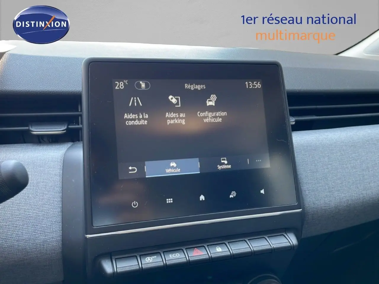 Écran tactile central du tableau de bord de la Renault Clio V Bluetci 100ch Evolution 2025, ambiance intérieure grise.