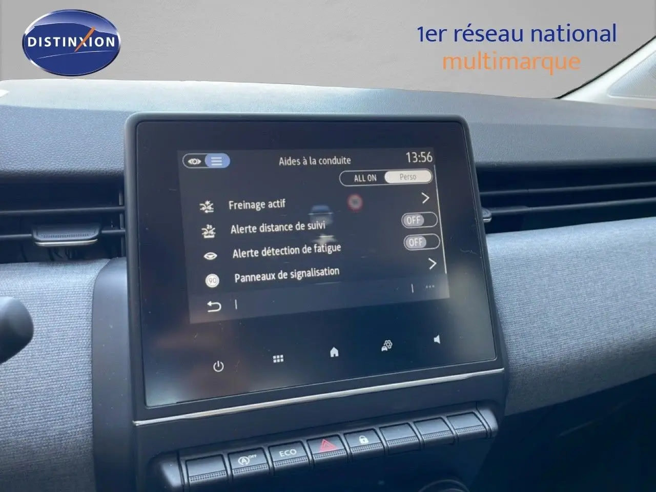 Vue rapprochée de l’écran tactile central de la Renault Clio noire, affichant les aides à la conduite.
