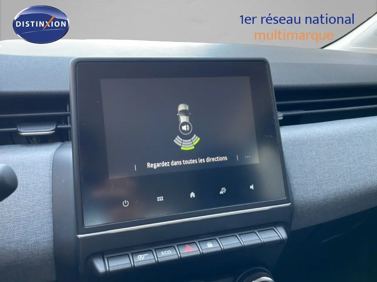 Vue rapprochée de l’écran tactile central du tableau de bord de la Renault Clio noire étoile métal 2025.
