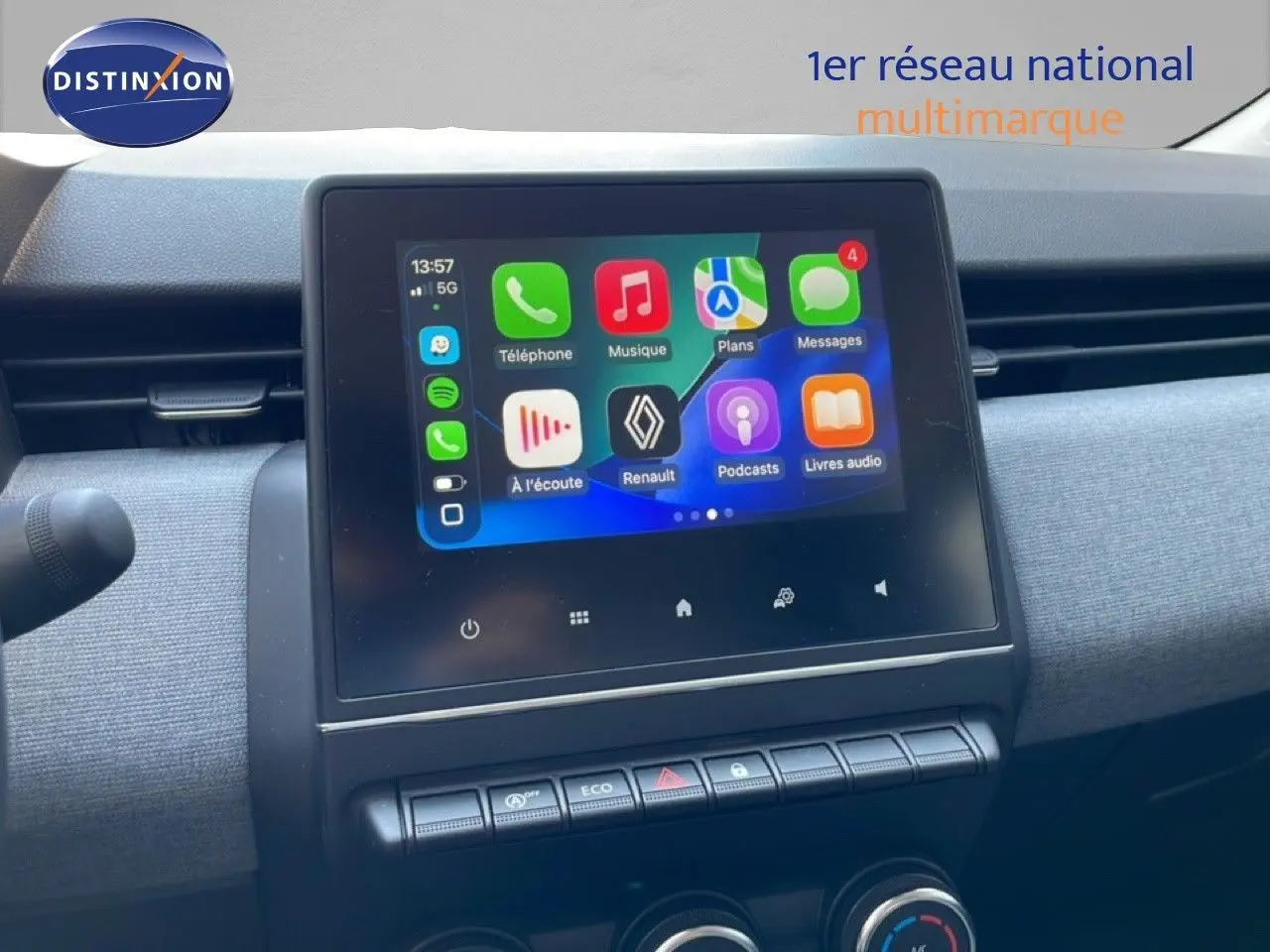 Vue intérieure centrée sur l'écran tactile multimédia de la Renault Clio noire, affichant les applications connectées.