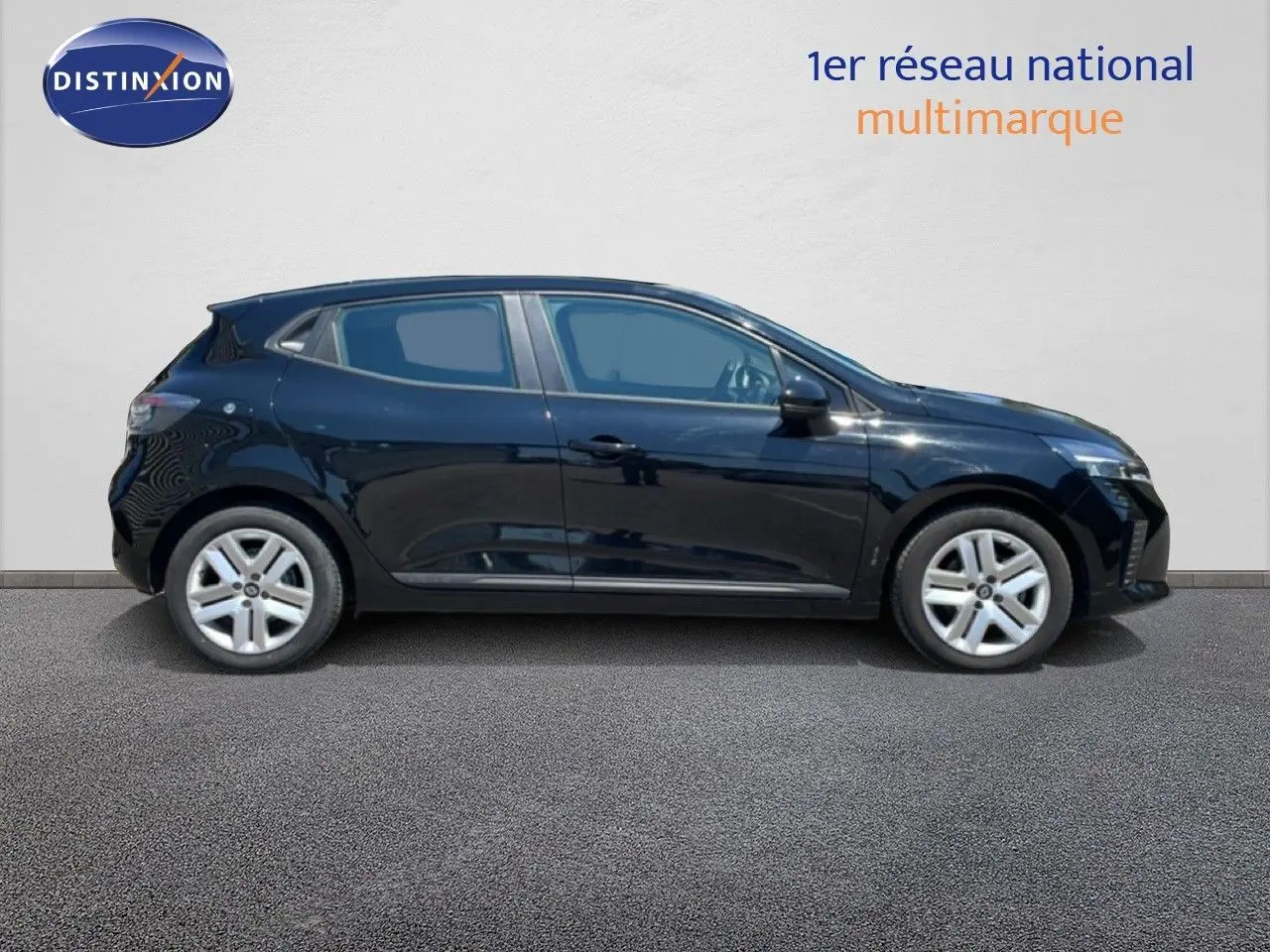 Profil droit d'une Renault Clio noire étoile métal 2025, version V BlueDCI 100ch Evolution avec jantes argentées.