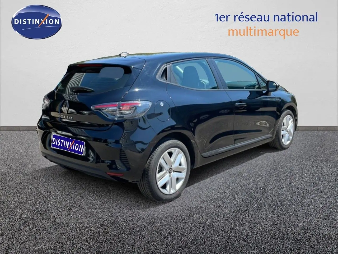 Vue 3/4 arrière droite d'une Renault Clio noire étoile métal 2025, avec feux arrière LED et jantes argentées.
