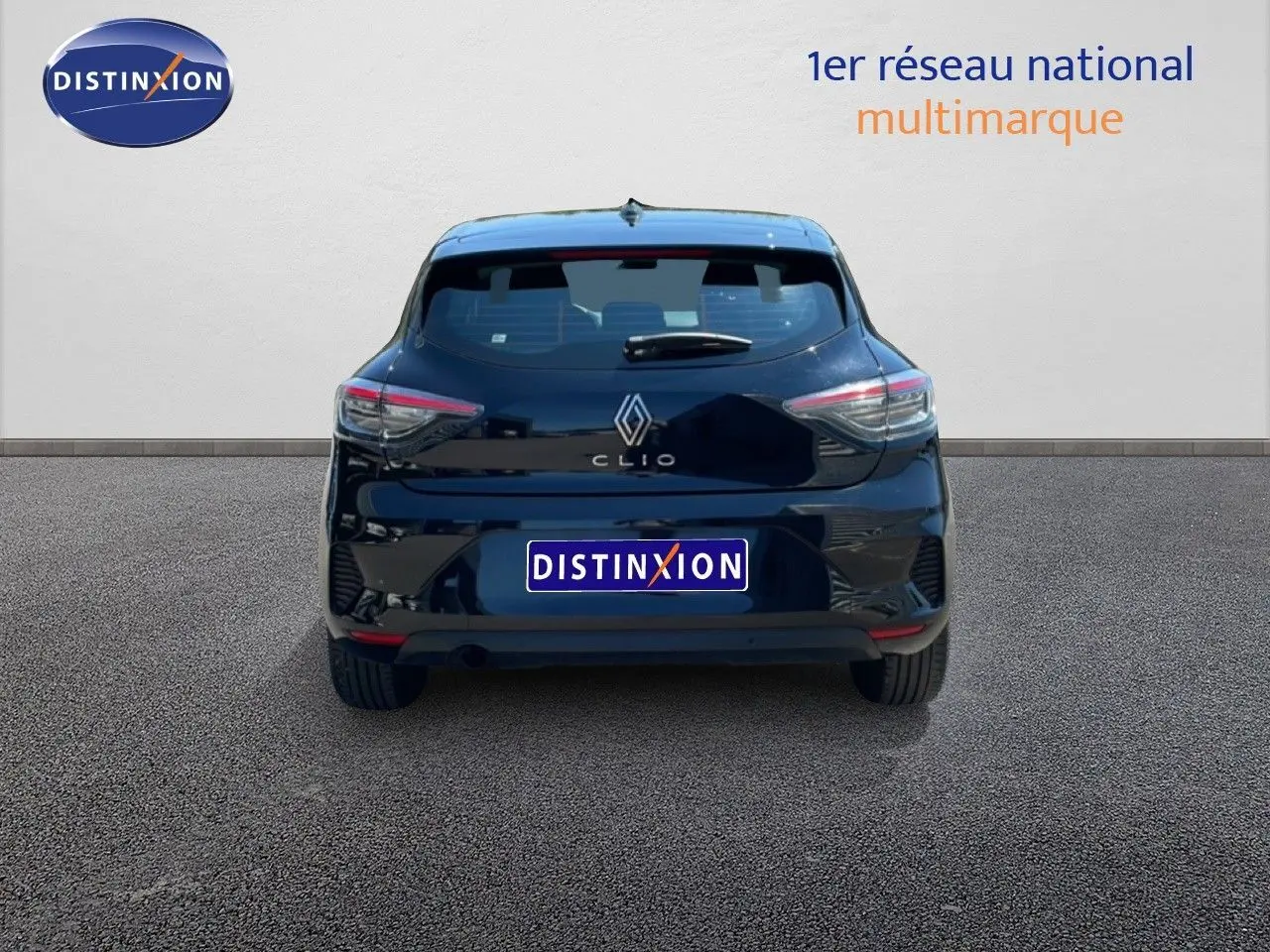 Vue arrière d'une Renault Clio noire étoile métal 2025, avec feux arrière LED et logo Renault bien visible.