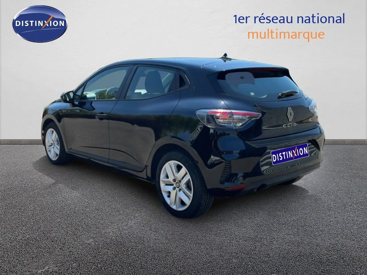 Renault Clio noir étoile métal vue 3/4 arrière droit, avec jantes argentées et feux arrière LED distinctifs.