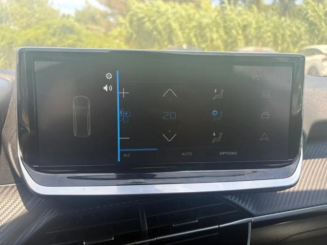 Écran tactile central du Peugeot 2008 Hybrid 145 Style 2025, affichant les réglages de climatisation.