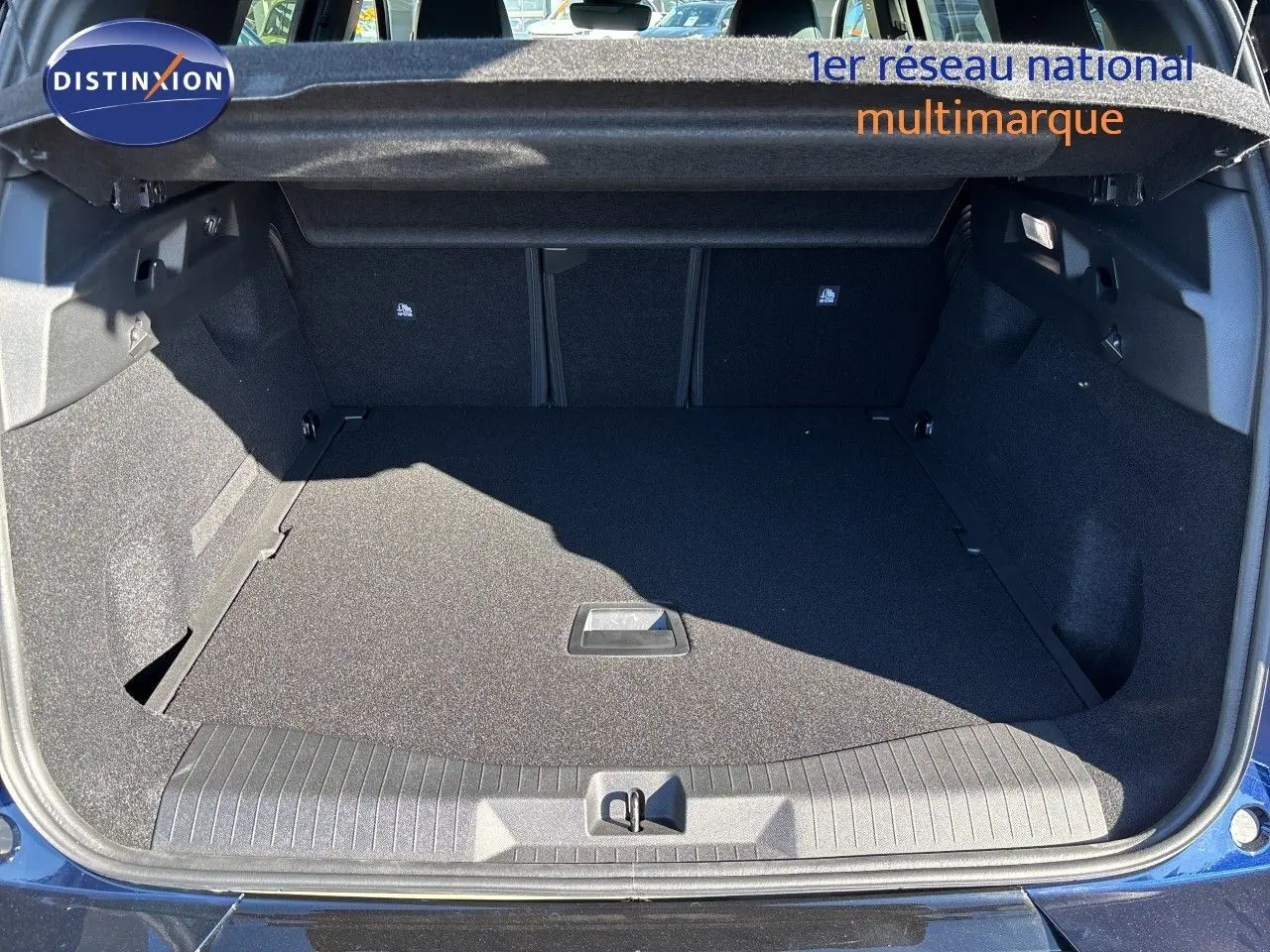 Coffre ouvert vu de l'arrière d'un Citroën C5 Aircross Hybrid bleu Eclipse métal avec intérieur noir et grande capacité de chargement.