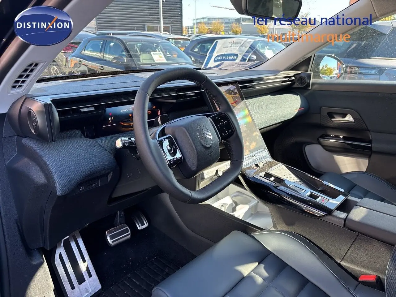 Vue intérieure côté conducteur du Citroën C5 Aircross Hybrid 2026, avec tableau de bord moderne et sièges cuir noirs.