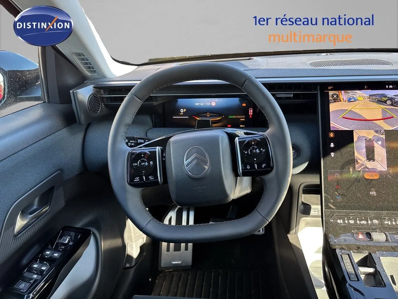 Vue intérieure centrée sur le volant noir du Citroën C5 Aircross Hybrid 2026 avec écran digital et caméra 360 affichée.