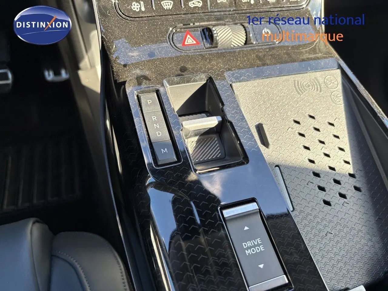 Gros plan sur la console centrale noire brillante du Citroën C5 Aircross Hybrid 2026 avec sélecteur de boîte auto et bouton Drive Mode.