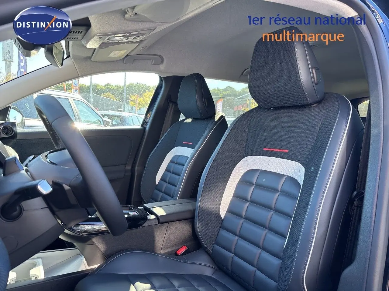Vue intérieure côté conducteur du Citroën C5 Aircross Hybrid 2026, sièges noirs avec surpiqûres blanches et détails gris.
