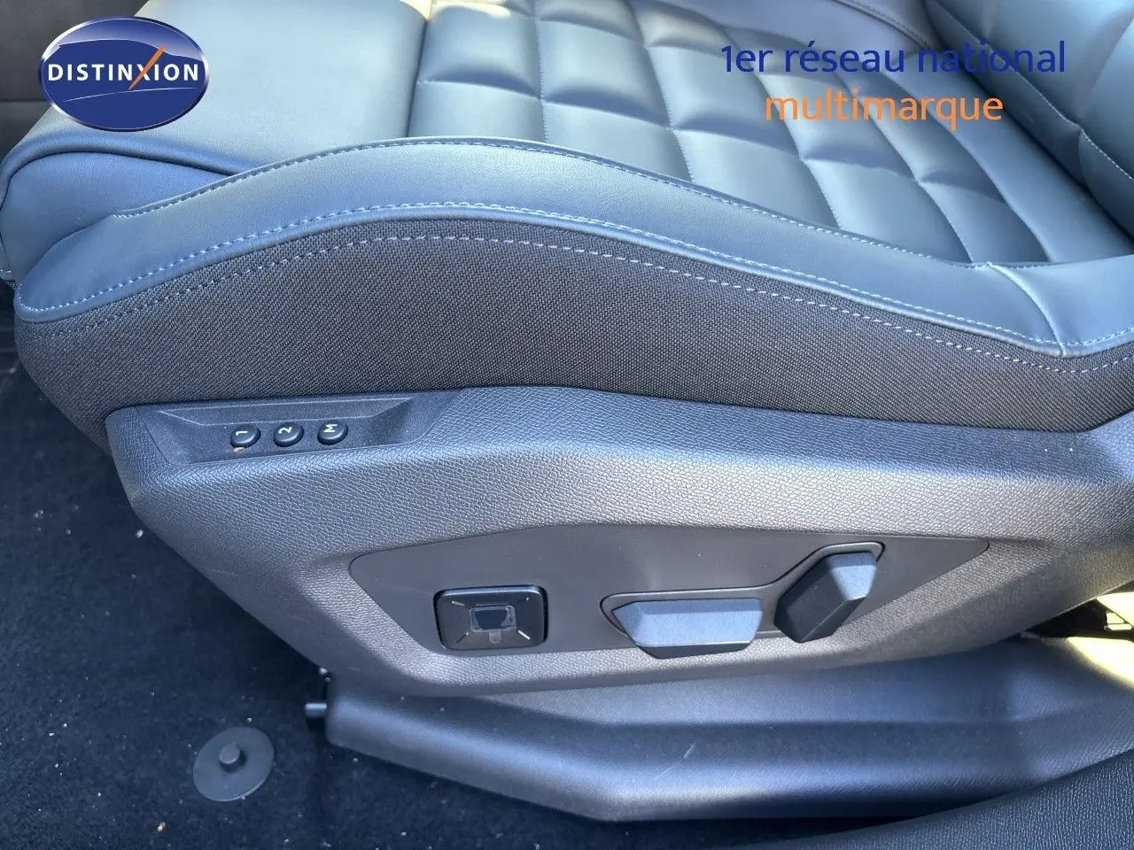 Gros plan sur le siège avant gauche en cuir bleu du Citroën C5 Aircross Hybrid 2026 avec commandes électriques de réglage.