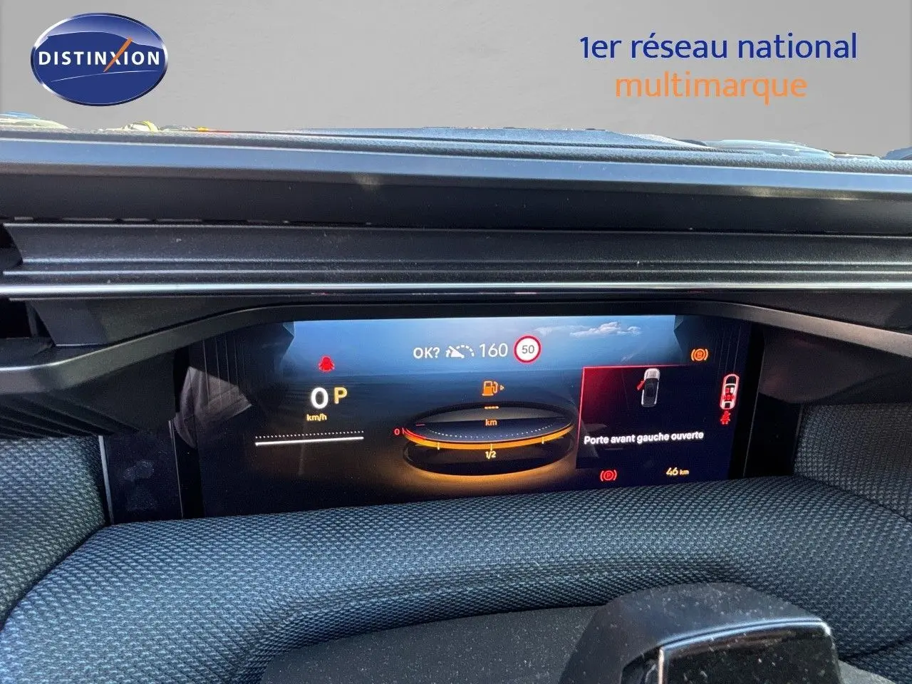 Tableau de bord numérique du Citroën C5 Aircross Hybrid 2026, affichant vitesse, jauge et porte avant gauche ouverte.