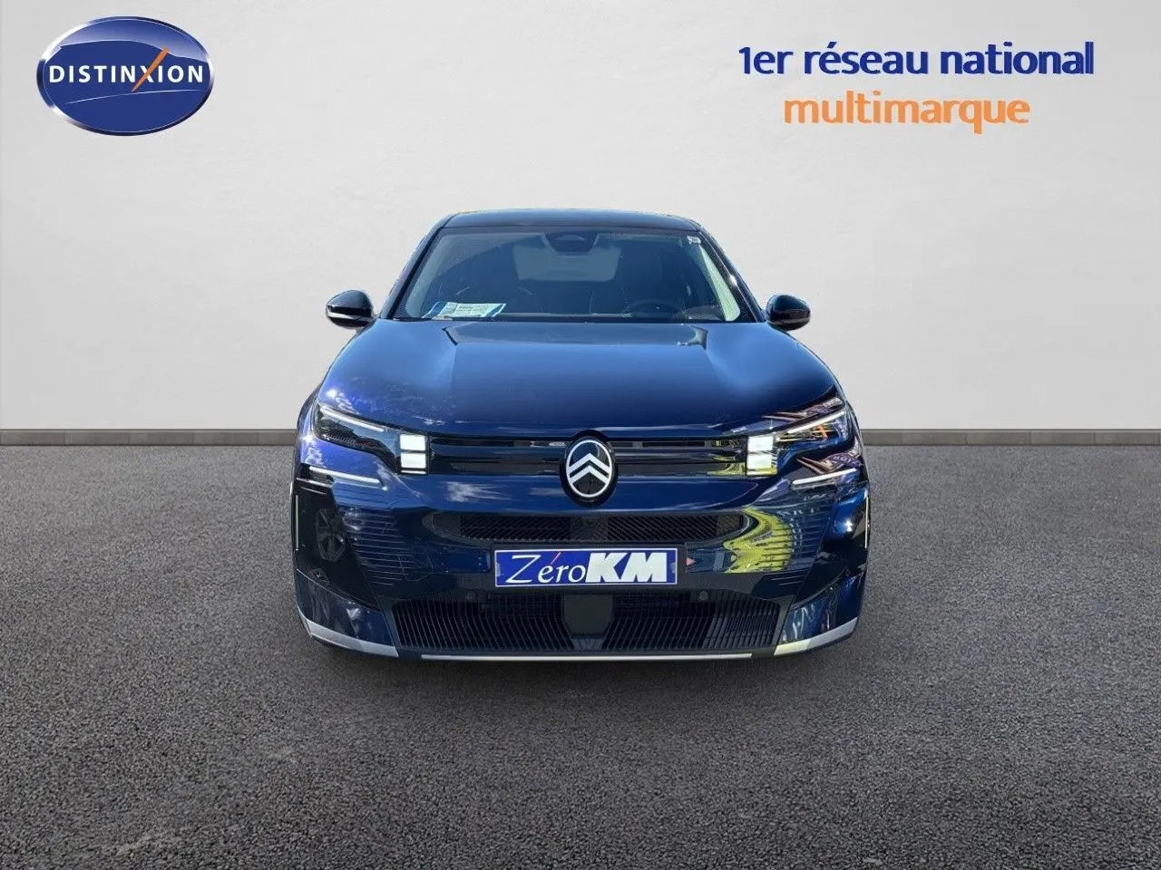 Vue avant d'un Citroën C5 Aircross Hybrid bleu eclipse métal avec toit noir, sur fond neutre et plaque Zero KM.
