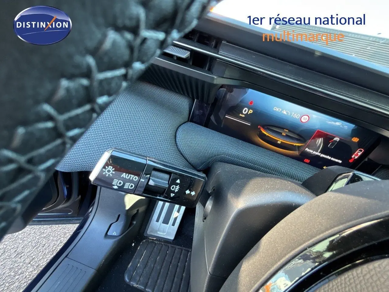 Vue intérieure côté conducteur du tableau de bord du Citroën C5 Aircross Hybrid avec affichage numérique et commande des phares.