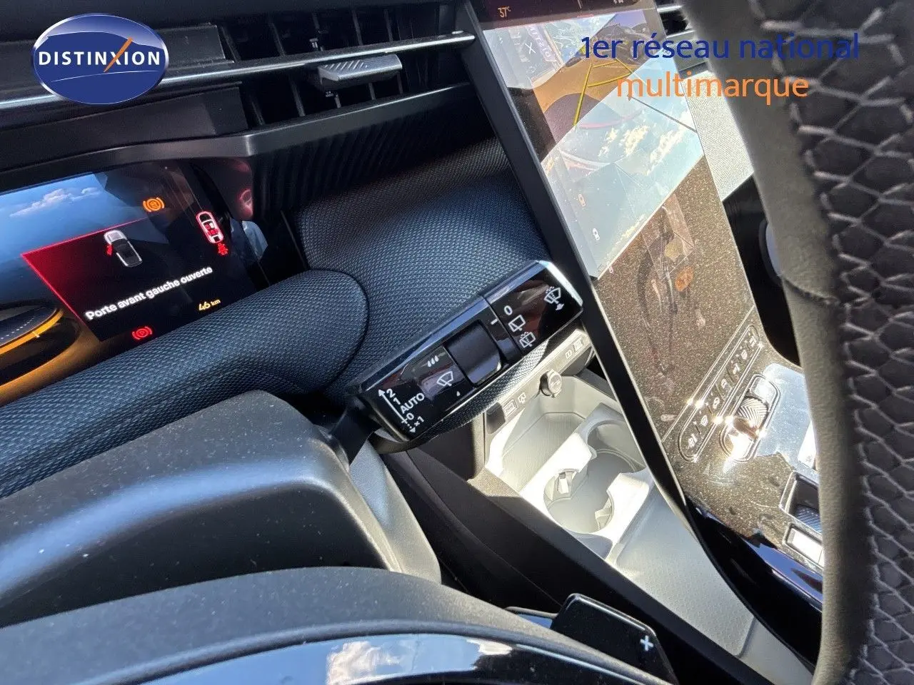 Vue intérieure rapprochée du tableau de bord et de la console centrale du Citroën C5 Aircross Hybrid 2026, finition noire.