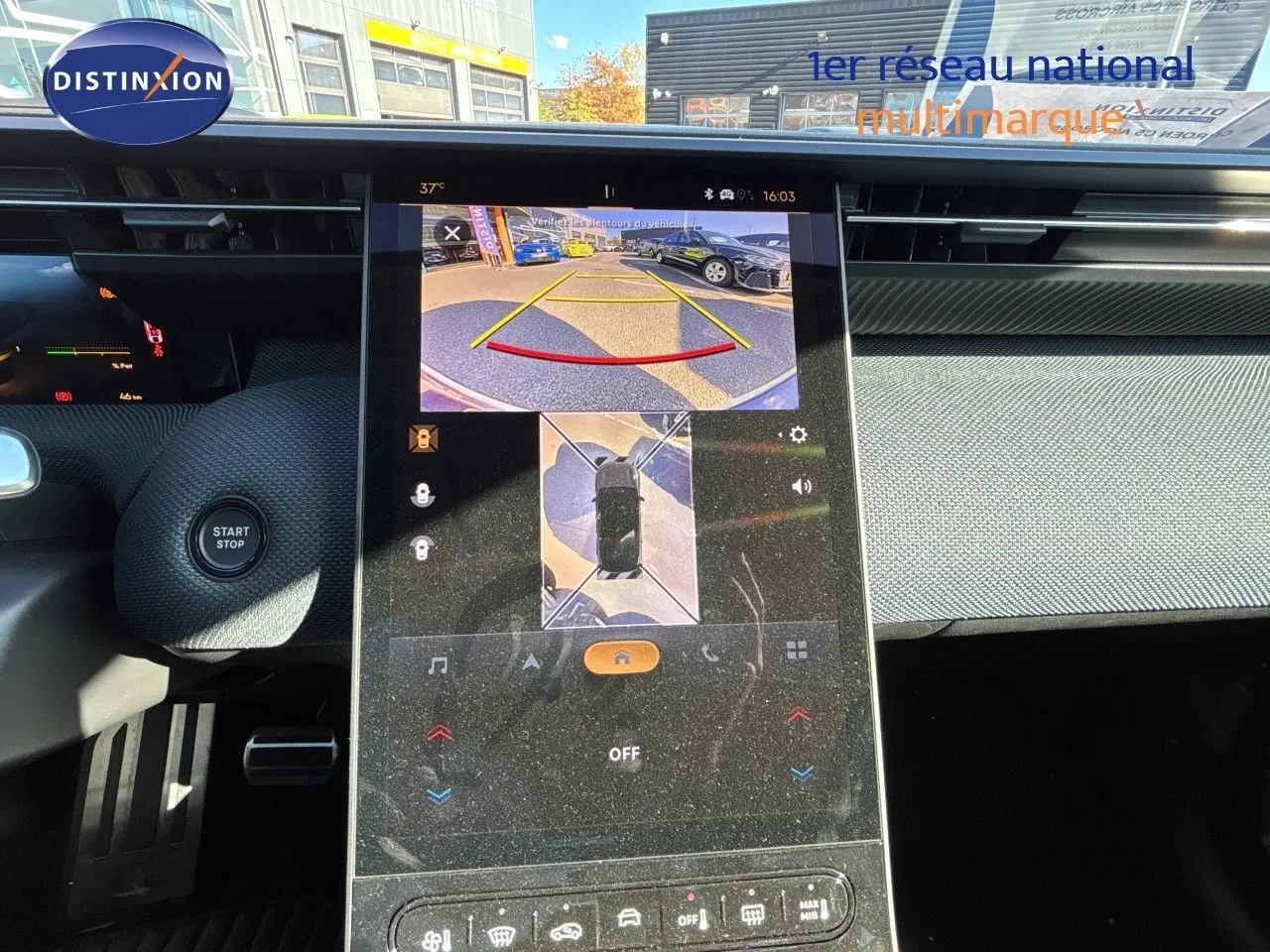 Écran tactile central affichant la caméra de recul et vue 360 dans l’habitacle du Citroën C5 Aircross Hybrid 2026.