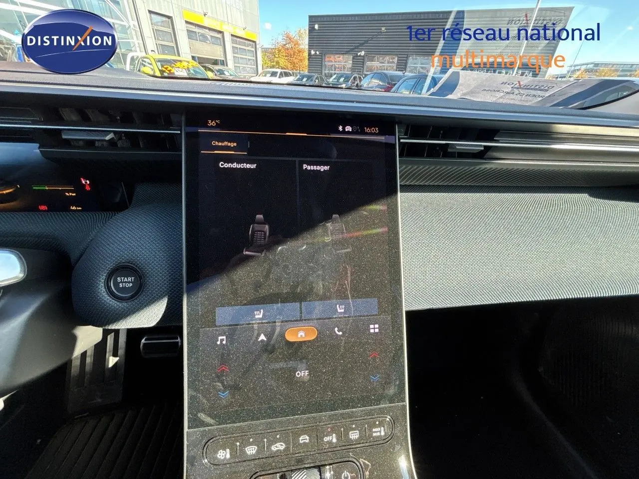 Vue intérieure du tableau de bord du Citroën C5 Aircross Hybrid 2026, avec écran tactile central et bouton start/stop.