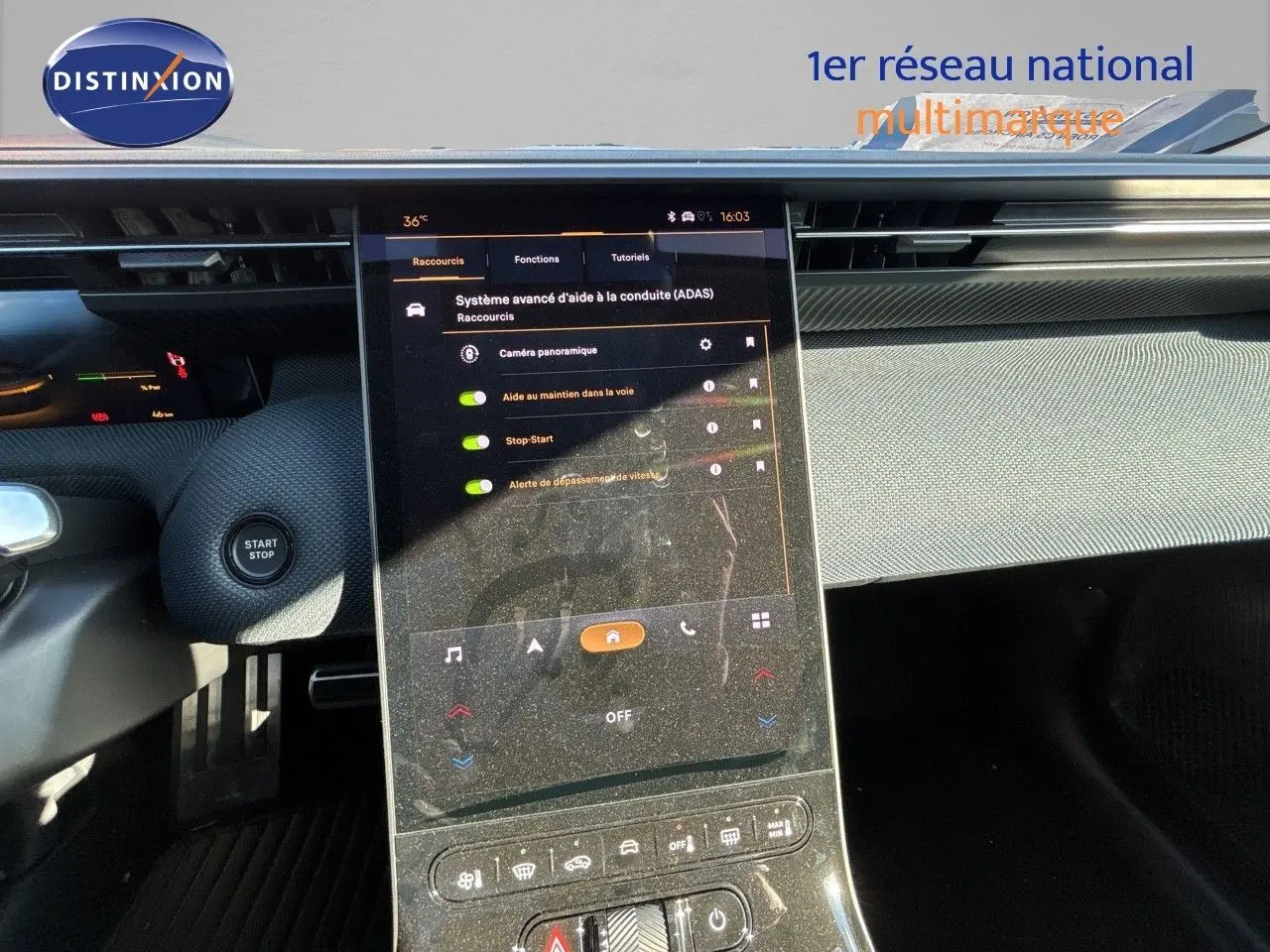 Vue intérieure du tableau de bord du Citroën C5 Aircross Hybrid 2026, mettant en valeur l'écran tactile central et le bouton Start/Stop.