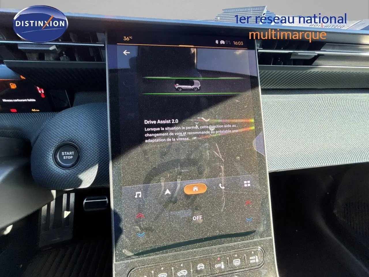 Vue rapprochée de l’écran tactile central du Citroën C5 Aircross Hybrid 2026, avec bouton Start/Stop à gauche.