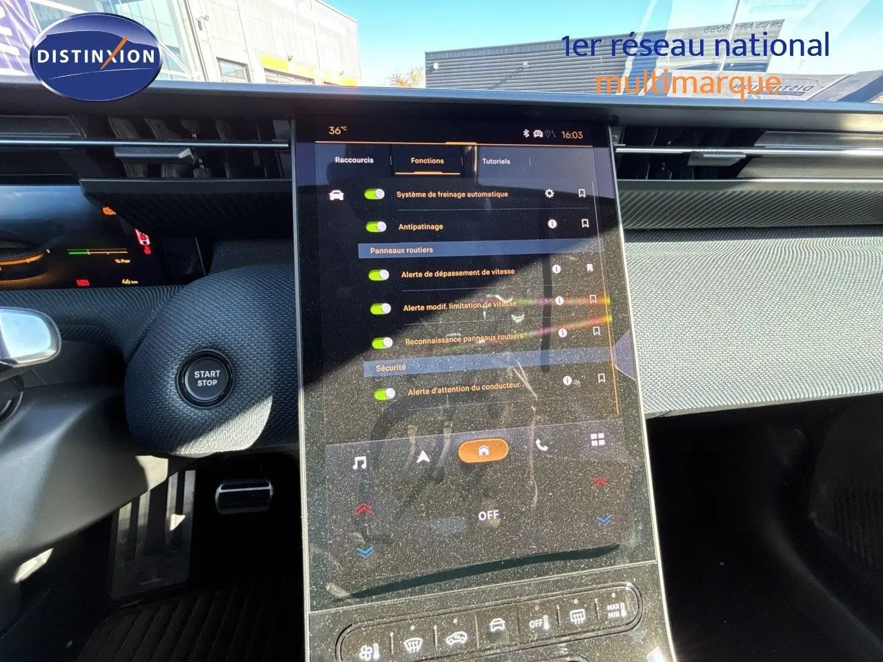 Vue intérieure centrée sur l’écran tactile vertical du tableau de bord du Citroën C5 Aircross Hybrid 2026.
