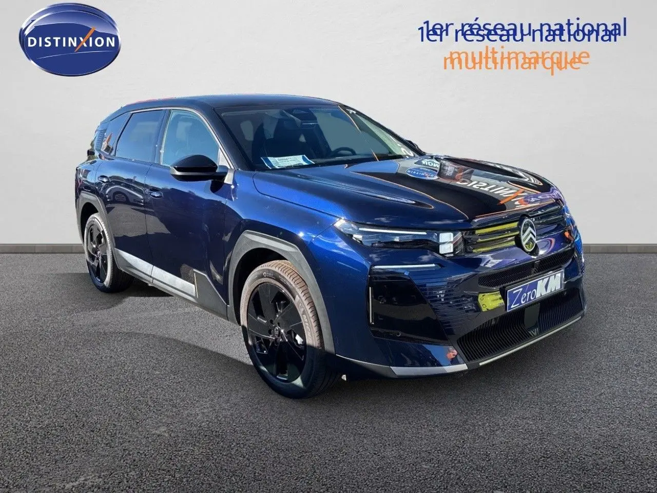 Citroën C5 Aircross Hybrid bleu Eclipse métal avec toit noir, vue 3/4 avant mettant en valeur ses jantes noires et sa calandre distinctive.