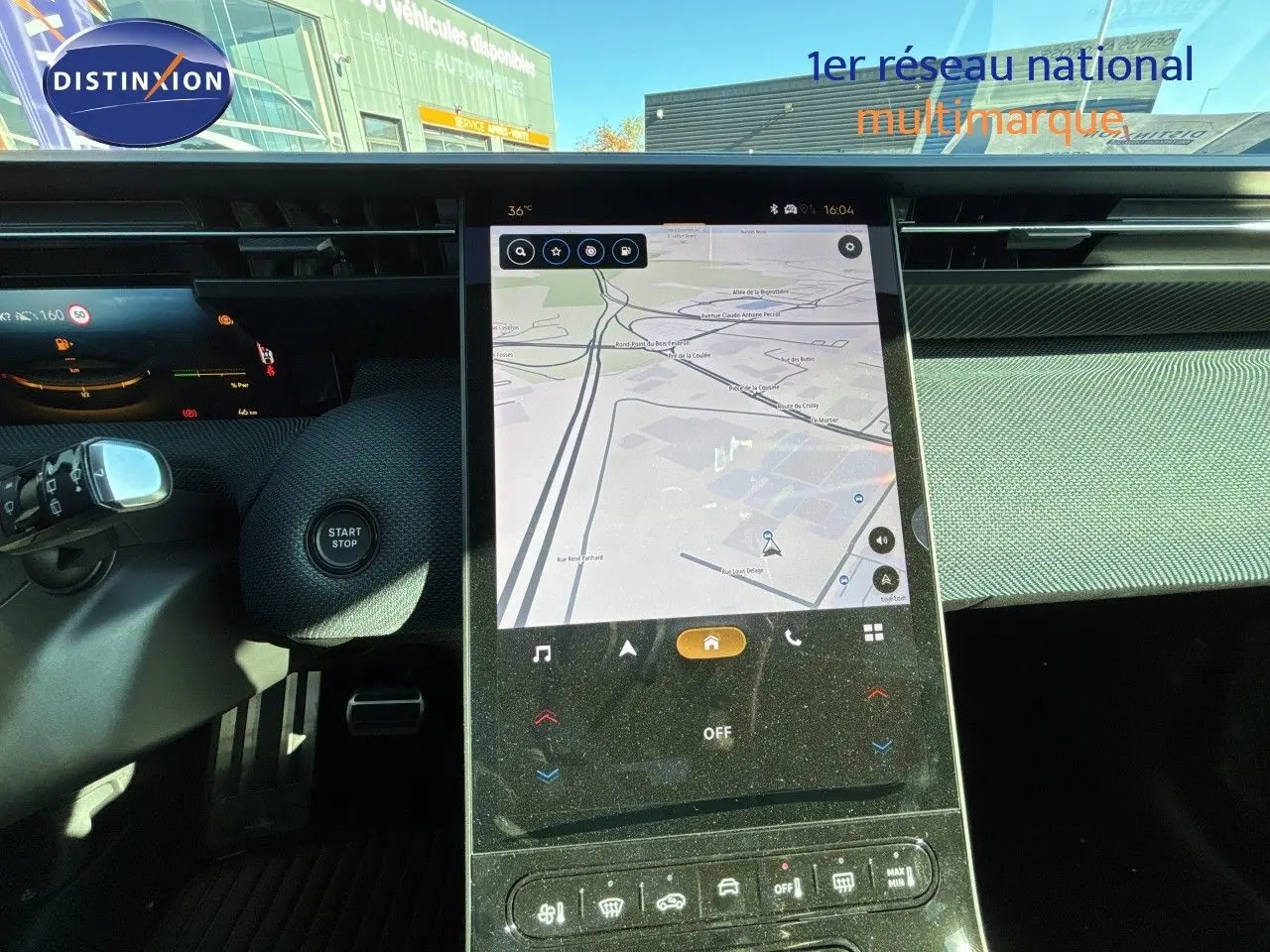 Vue intérieure centrée sur l’écran tactile du tableau de bord du Citroën C5 Aircross Hybrid 2026, volant et commandes visibles.