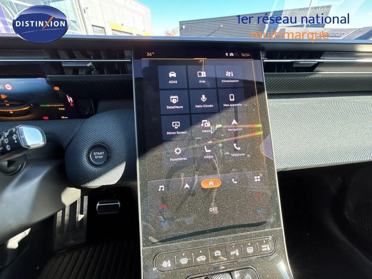 Vue intérieure du tableau de bord du Citroën C5 Aircross Hybrid 2026, avec écran tactile central et bouton Start/Stop.