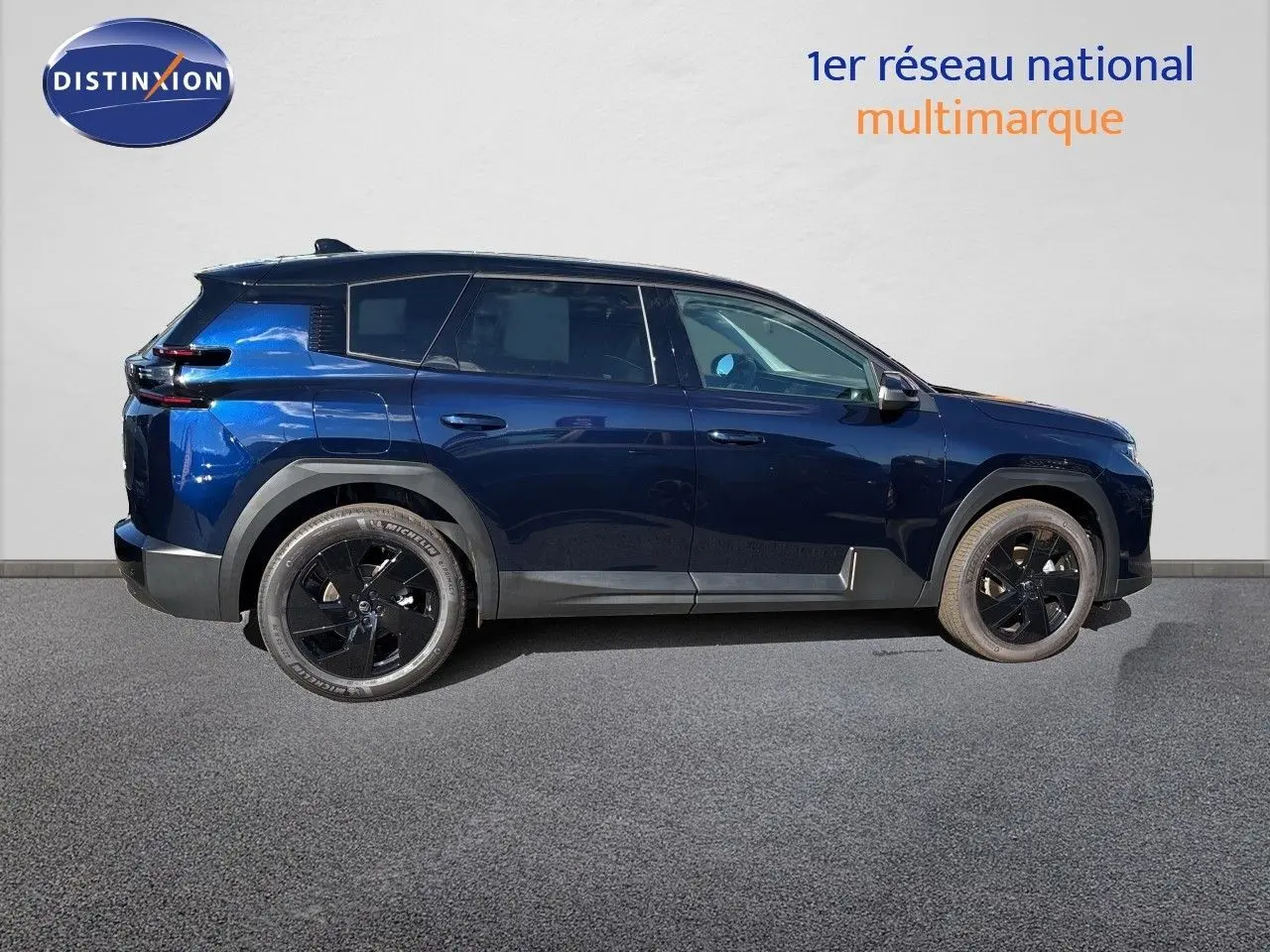 Profil droit d'un Citroën C5 Aircross Hybrid 145ch bleu Eclipse métal avec toit noir et jantes noires.