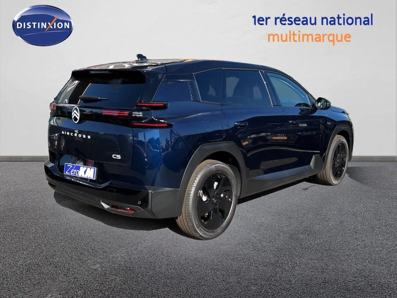 Vue 3/4 arrière droite d'un Citroën C5 Aircross Hybrid bleu Eclipse métal avec toit noir et jantes noires.