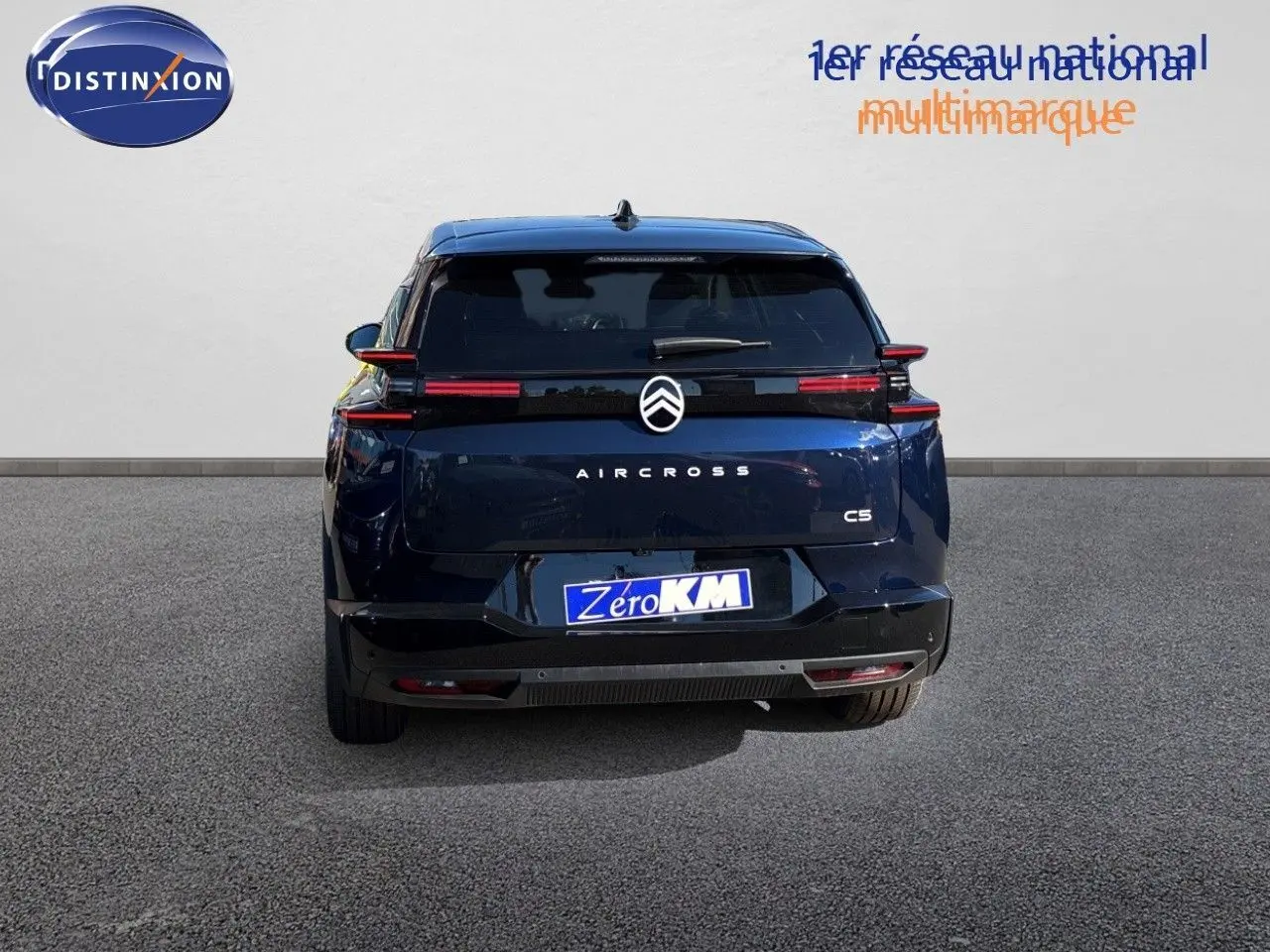 Vue arrière d'un Citroën C5 Aircross Hybrid bleu Eclipse métal avec toit noir, feux LED horizontaux et logo centré.
