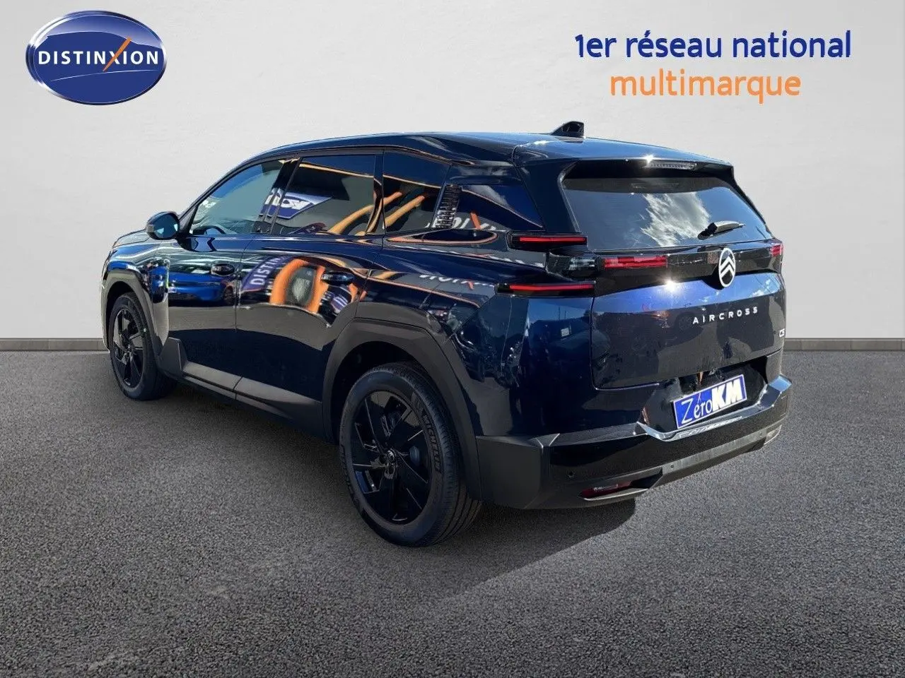 Vue 3/4 arrière droite d’un Citroën C5 Aircross Hybrid bleu Eclipse métal avec toit noir et jantes noires.