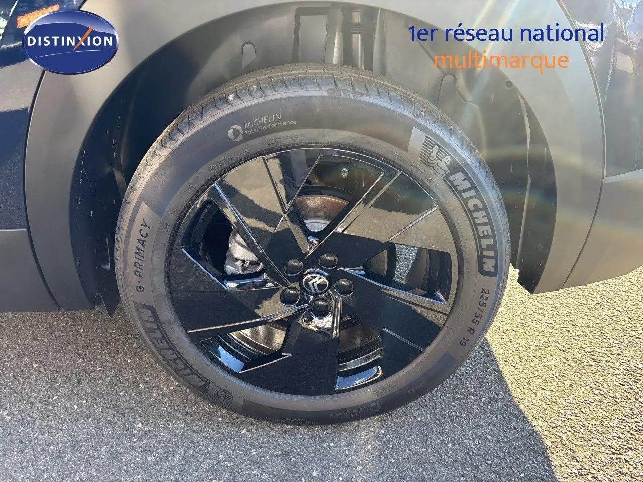 Gros plan sur la roue avant gauche du Citroën C5 Aircross Hybrid 2026, jante noire brillante avec pneu Michelin.