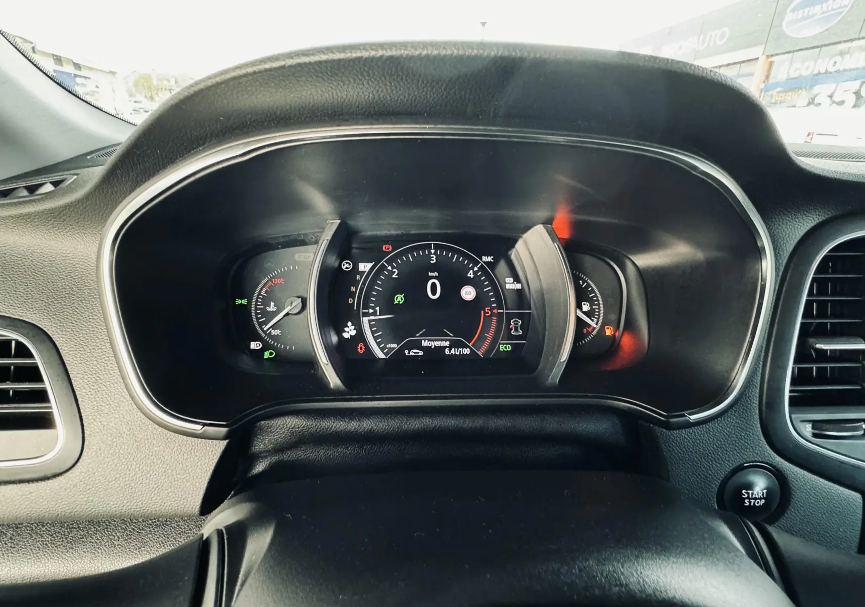 Tableau de bord numérique de Renault Mégane IV Business 1.5 Blue dCi 115ch, vue frontale centrée sur les compteurs.