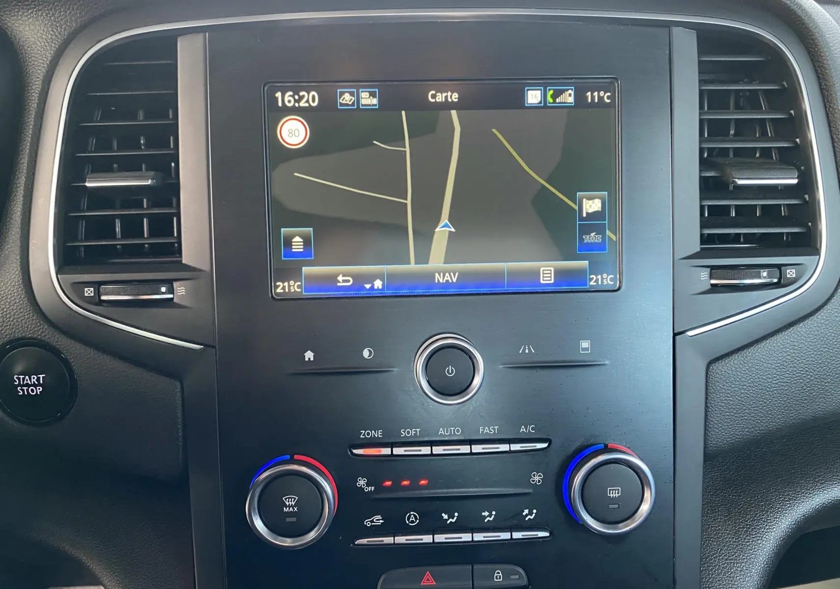 Tableau de bord central de Renault Megane IV Business 2020 avec écran GPS et commandes climatisation visibles